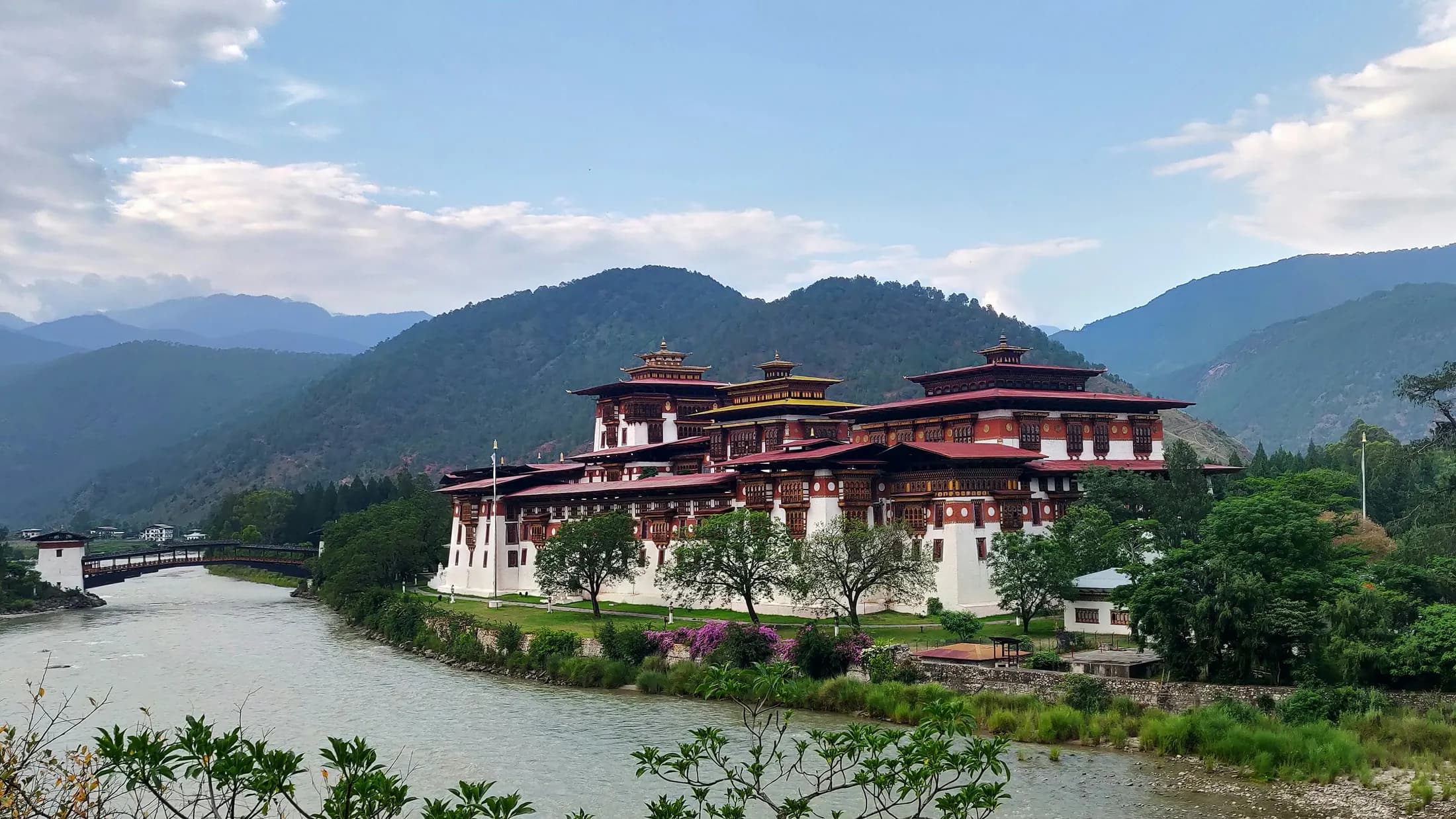 Punakha Dzong at the confluence of the Pho Chhu and Mo Chhu rivers